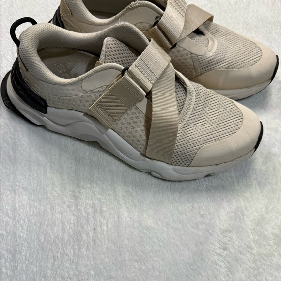 Sorel Cream Athletic Shoes with Adjustable Strap and Breathable Mesh - Picture 2 of 9